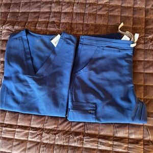 Women’s FIGS Denim Blue Scrub Set - Casma top in XS & Yola Skinny pants XS/T.